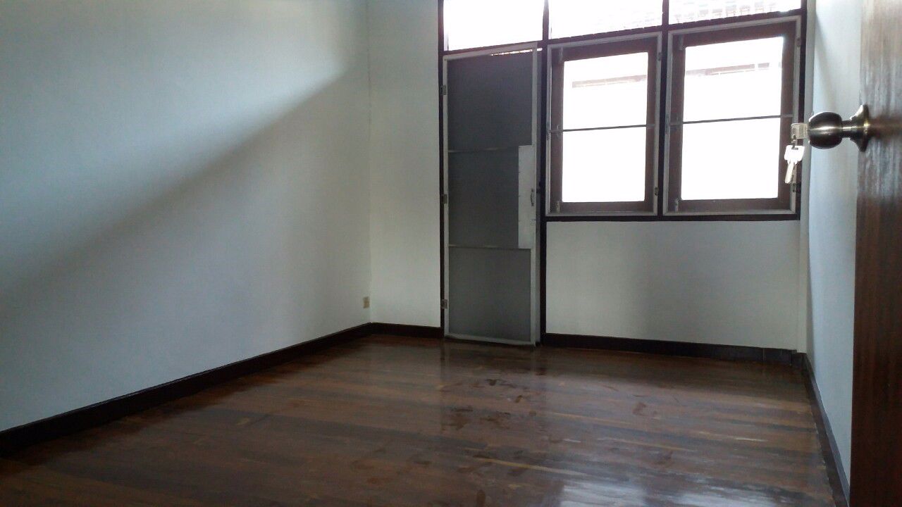 ประกาศขายบ้านแฝด-ทาวน์เฮ้าส์-2-ชั้น-พื้นเดียวกัน-เพดานเดียวกัน-หาครอบครัวใหญ่มาเป็นเจ้าของ-ราคาถูก