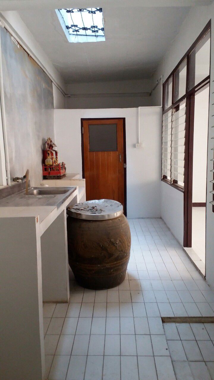 ประกาศขายบ้านแฝด-ทาวน์เฮ้าส์-2-ชั้น-พื้นเดียวกัน-เพดานเดียวกัน-หาครอบครัวใหญ่มาเป็นเจ้าของ-ราคาถูก