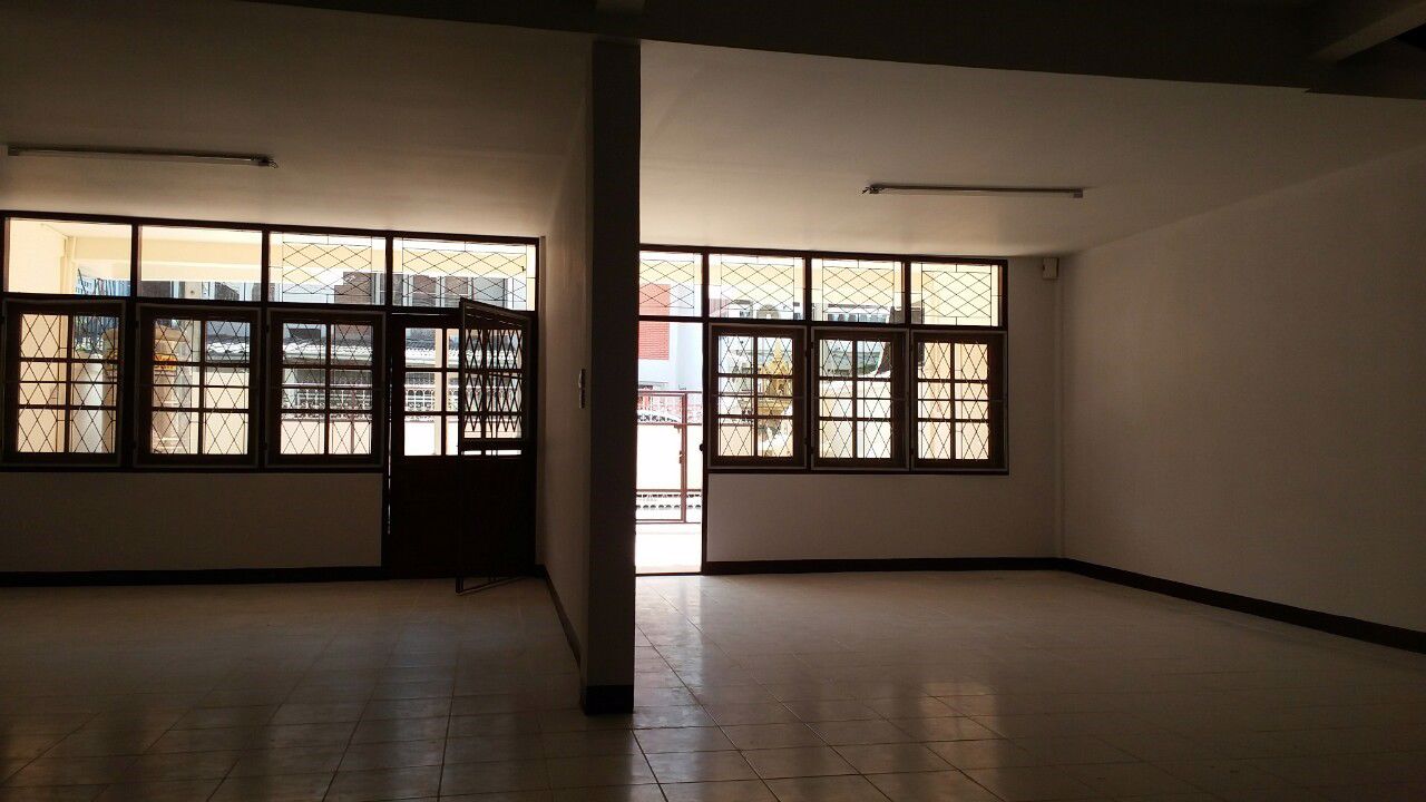 ประกาศขายบ้านแฝด-ทาวน์เฮ้าส์-2-ชั้น-พื้นเดียวกัน-เพดานเดียวกัน-หาครอบครัวใหญ่มาเป็นเจ้าของ-ราคาถูก