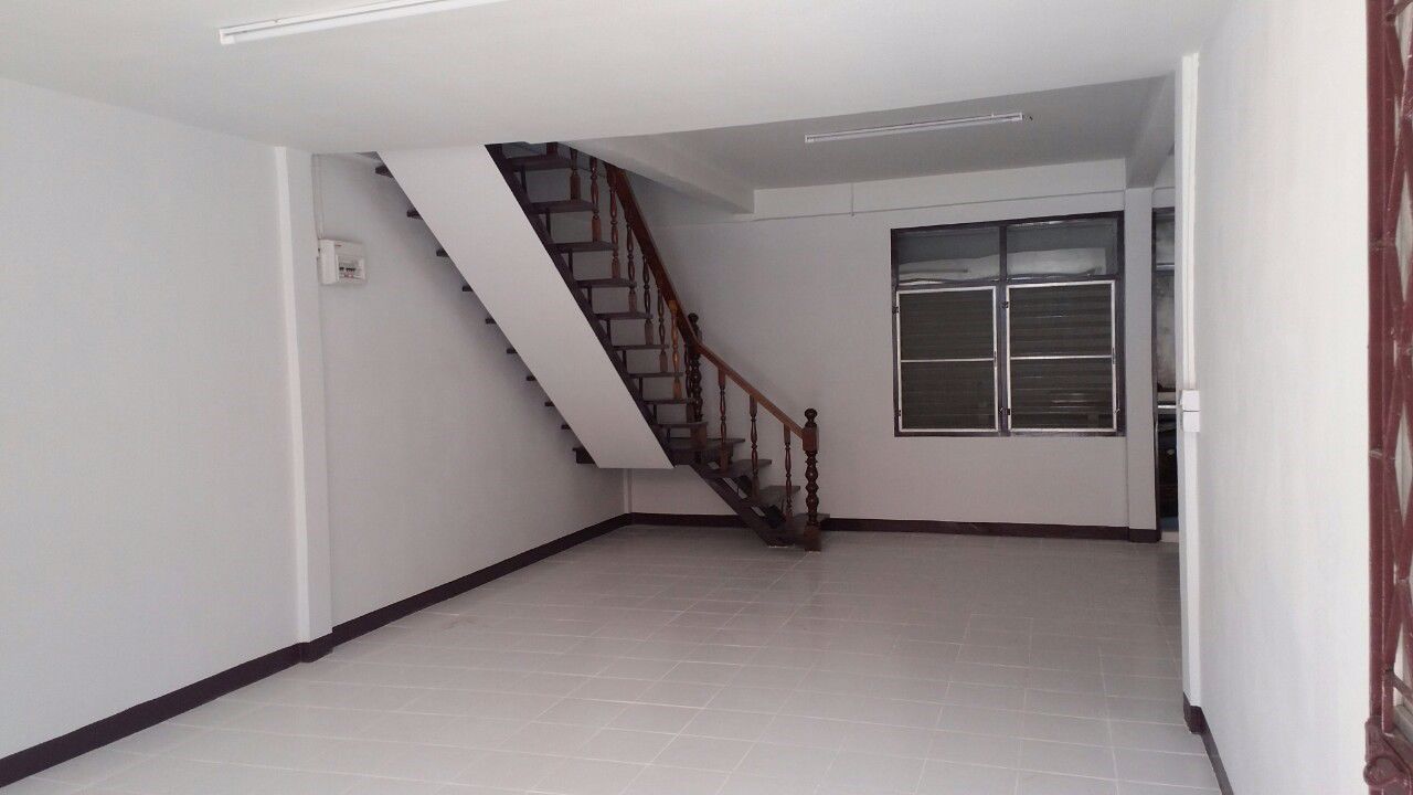 ประกาศขายบ้านแฝด-ทาวน์เฮ้าส์-2-ชั้น-พื้นเดียวกัน-เพดานเดียวกัน-หาครอบครัวใหญ่มาเป็นเจ้าของ-ราคาถูก