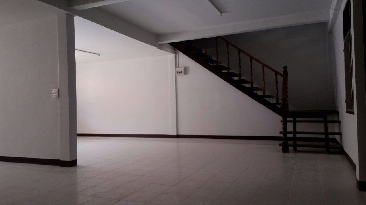 ประกาศขายบ้านแฝด-ทาวน์เฮ้าส์-2-ชั้น-พื้นเดียวกัน-เพดานเดียวกัน-หาครอบครัวใหญ่มาเป็นเจ้าของ-ราคาถูก