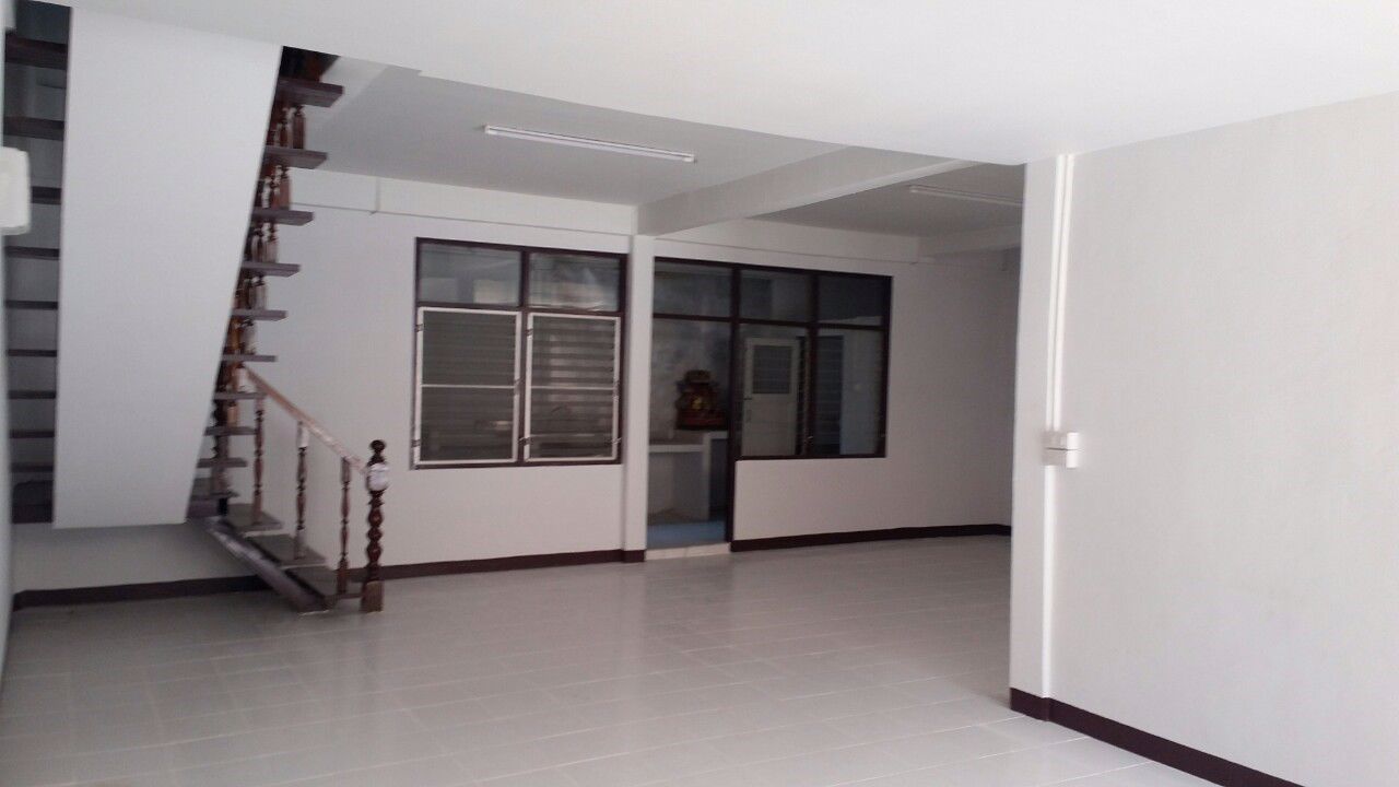 ประกาศขายบ้านแฝด-ทาวน์เฮ้าส์-2-ชั้น-พื้นเดียวกัน-เพดานเดียวกัน-หาครอบครัวใหญ่มาเป็นเจ้าของ-ราคาถูก