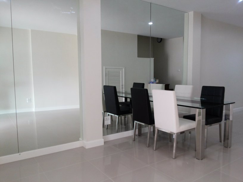 ให้เช่า-หรือ-ขาย-ทาวน์โฮม-3ชั้น-รามคำแหง144-นลินอเวนิว2-ติดสถานีรถไฟฟ้า-บ้านหัวมุม-หลังแรก