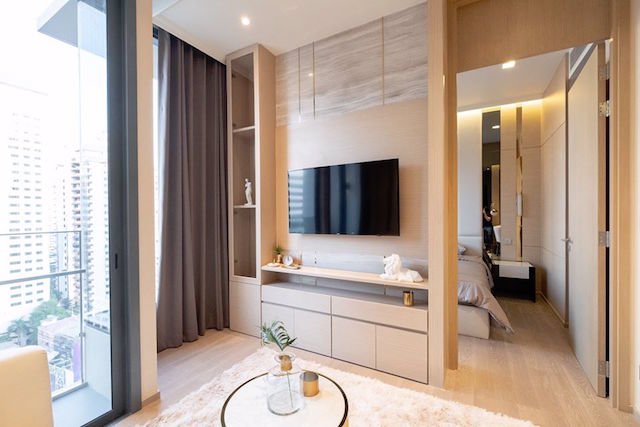 the-esse-asoke-fully-furnished-beautiful-view-ready-to-move-in-asoke-bts