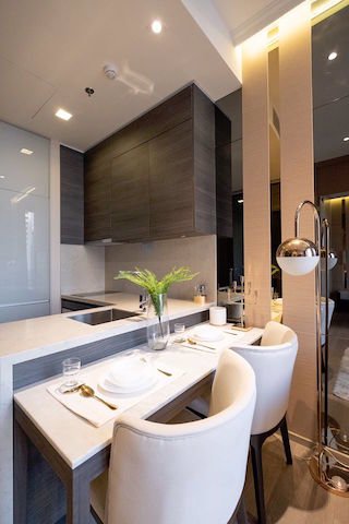 the-esse-asoke-fully-furnished-beautiful-view-ready-to-move-in-asoke-bts