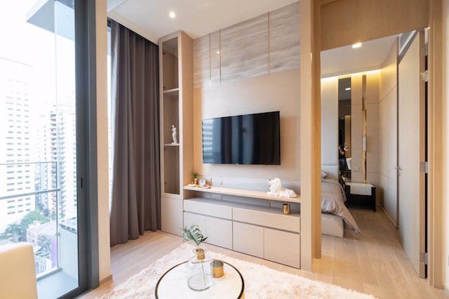 the-esse-asoke-fully-furnished-beautiful-view-15th-floor-bts-asoke
