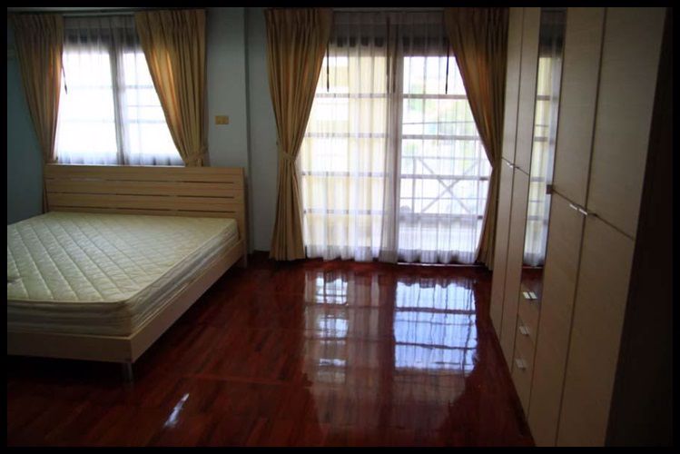 ให้เช่าบ้าน-3-ชั้น-ในซอยอินทามระ-25-ตรว-4ห้องนอน-3ห้องน้ำ-5แอร์-ผ้าม่าน-มุ้งลวด-บ้านใหม่มีเฟอร์ฯ