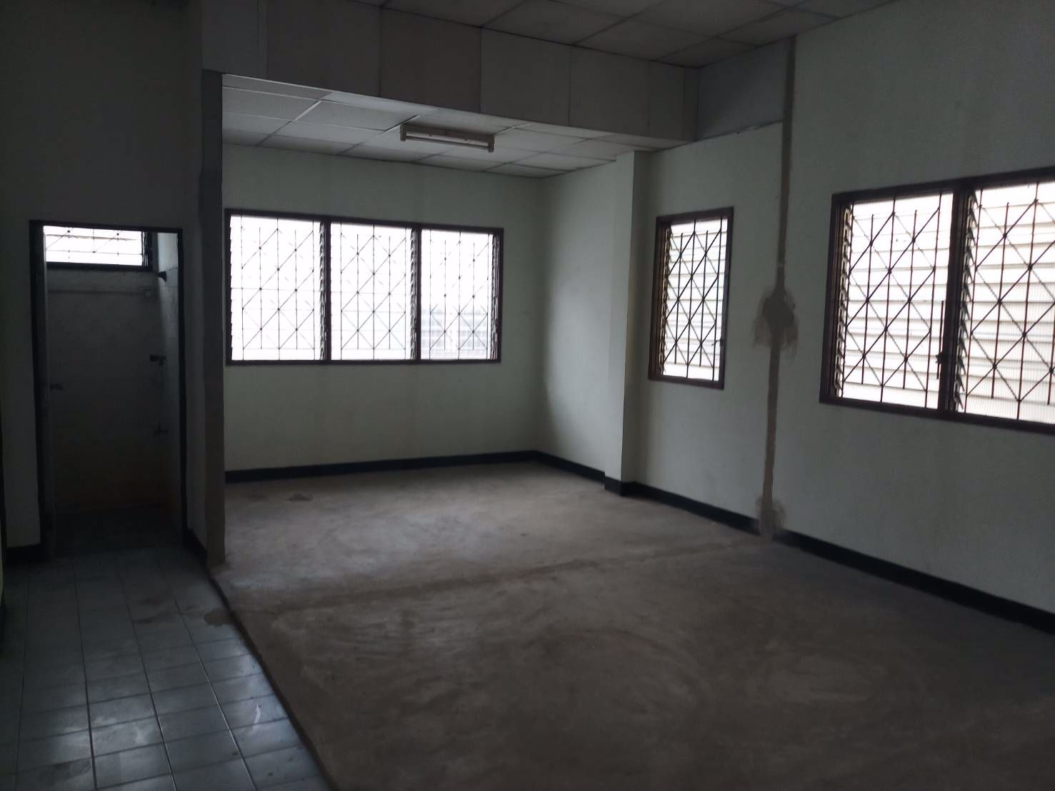 ให้เช่า-โกดังเก็บสินค้า-ซรัชดา-32-พื้นที่ใช้สอย-200-ตรม-ที่จอดรถสะดวกสบาย-ถนนซอยกว้าง-รถ-6-ล้อ-10ล