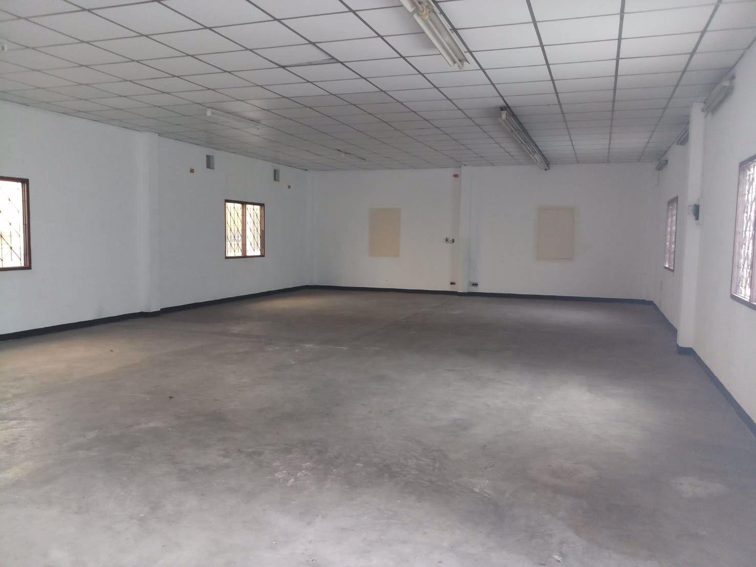 ให้เช่า-โกดังเก็บสินค้า-ซรัชดา-32-พื้นที่ใช้สอย-200-ตรม-ที่จอดรถสะดวกสบาย-ถนนซอยกว้าง-รถ-6-ล้อ-10ล