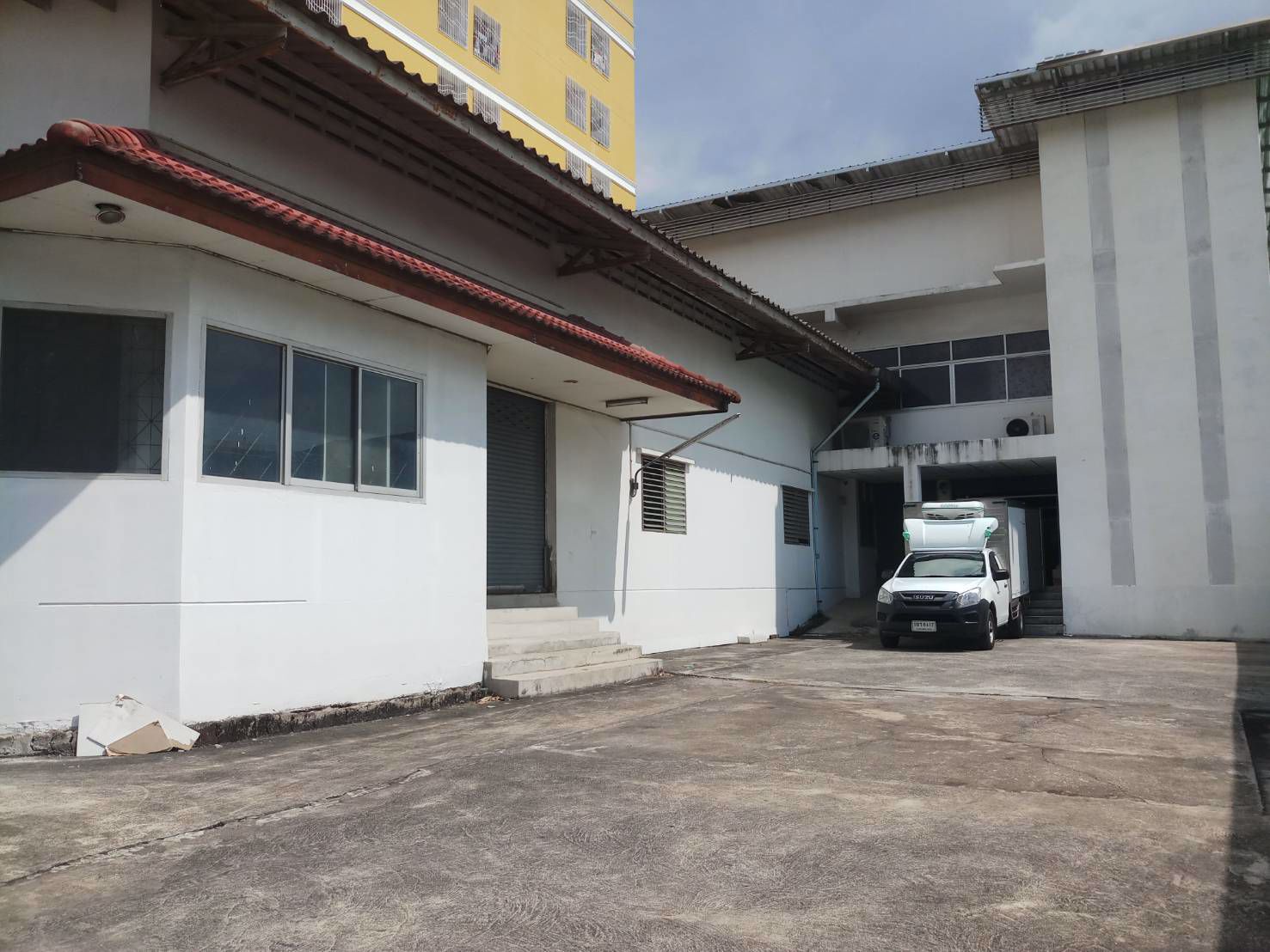 ให้เช่า-โกดังเก็บสินค้า-ซรัชดา-32-พื้นที่ใช้สอย-200-ตรม-ที่จอดรถสะดวกสบาย-ถนนซอยกว้าง-รถ-6-ล้อ-10ล