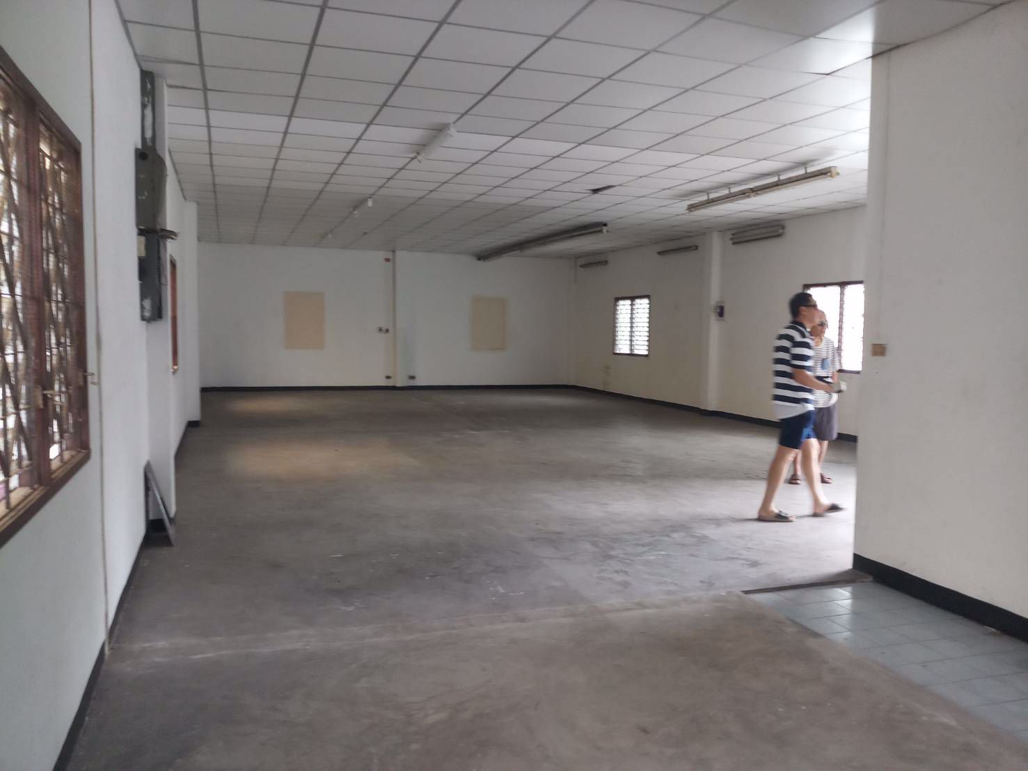 ให้เช่า-โกดังเก็บสินค้า-ซรัชดา-32-พื้นที่ใช้สอย-200-ตรม-ที่จอดรถสะดวกสบาย-ถนนซอยกว้าง-รถ-6-ล้อ-10ล