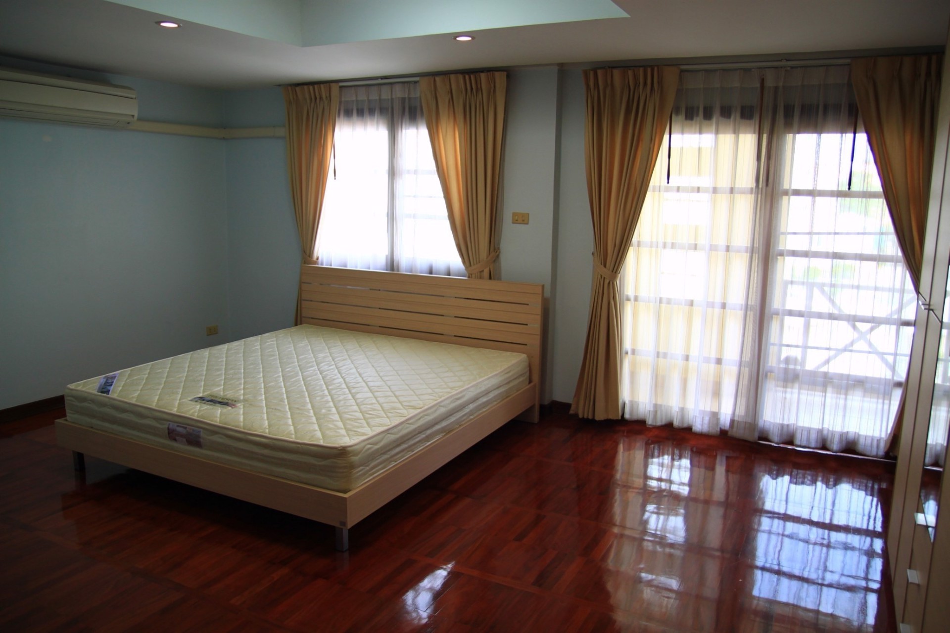 ให้เช่าบ้าน-3-ชั้น-ในซอยอินทามระ-25-ตรว-4ห้องนอน-3ห้องน้ำ-5แอร์-ผ้าม่าน-มุ้งลวด-บ้านใหม่มีเฟอร์ฯ