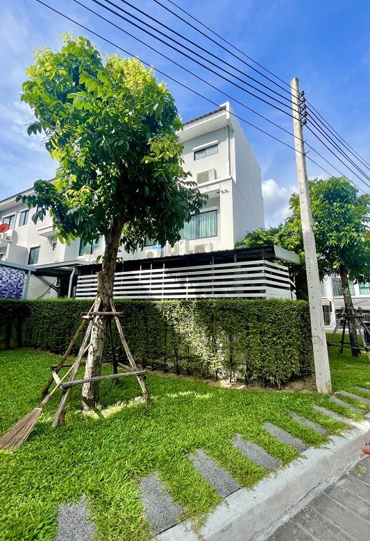 ทาว์นโฮมหลังริม-ติดสนามหญ้าด้านข้างและด้านหลัง-มีพื้นที่ด้านข้างบ้าน-หลังบ้านไม่ติดใคร-บ้านเลขที่สวย