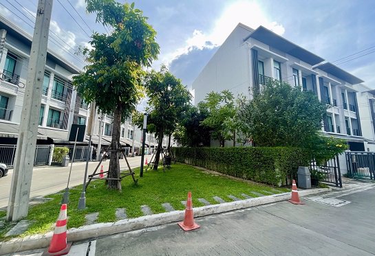 ทาว์นโฮมหลังริม-ติดสนามหญ้าด้านข้างและด้านหลัง-มีพื้นที่ด้านข้างบ้าน-หลังบ้านไม่ติดใคร-บ้านเลขที่สวย