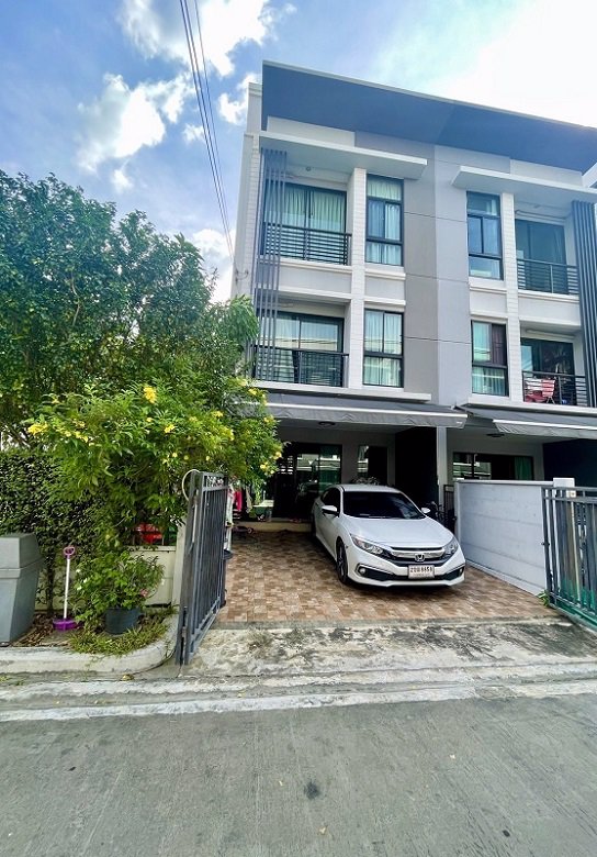 ทาว์นโฮมหลังริม-ติดสนามหญ้าด้านข้างและด้านหลัง-มีพื้นที่ด้านข้างบ้าน-หลังบ้านไม่ติดใคร-บ้านเลขที่สวย