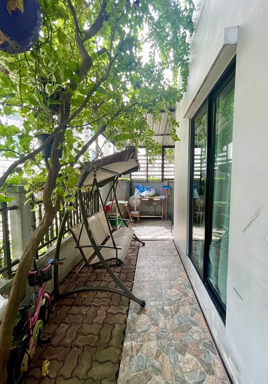 ทาว์นโฮมหลังริม-ติดสนามหญ้าด้านข้างและด้านหลัง-มีพื้นที่ด้านข้างบ้าน-หลังบ้านไม่ติดใคร-บ้านเลขที่สวย