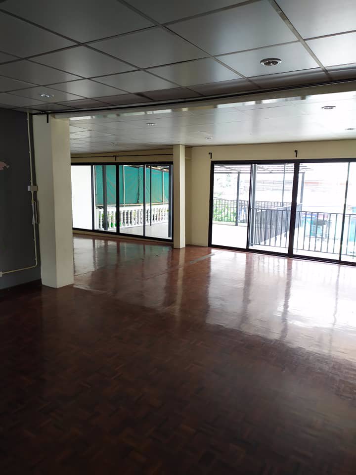 ให้เช่าทาวน์เฮ้าส์เปิดโล่ง-2-หลังตีทะลุกัน-รามคำแหง-30-1