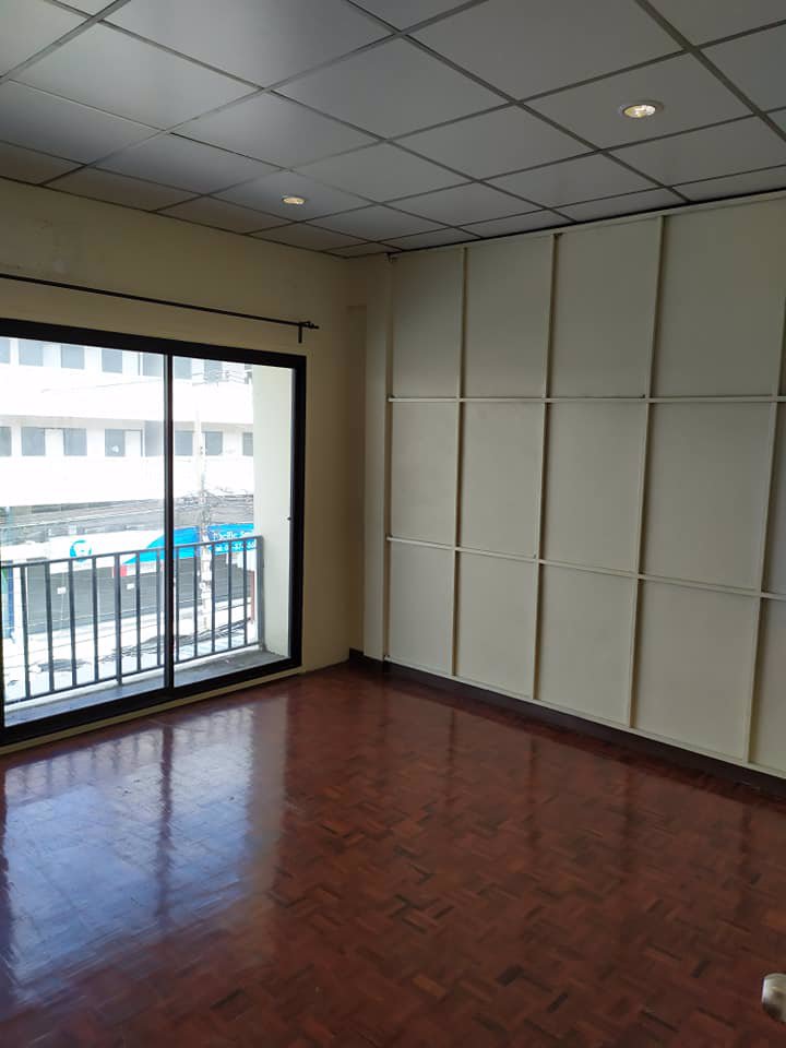 ให้เช่าทาวน์เฮ้าส์เปิดโล่ง-2-หลังตีทะลุกัน-รามคำแหง-30-1