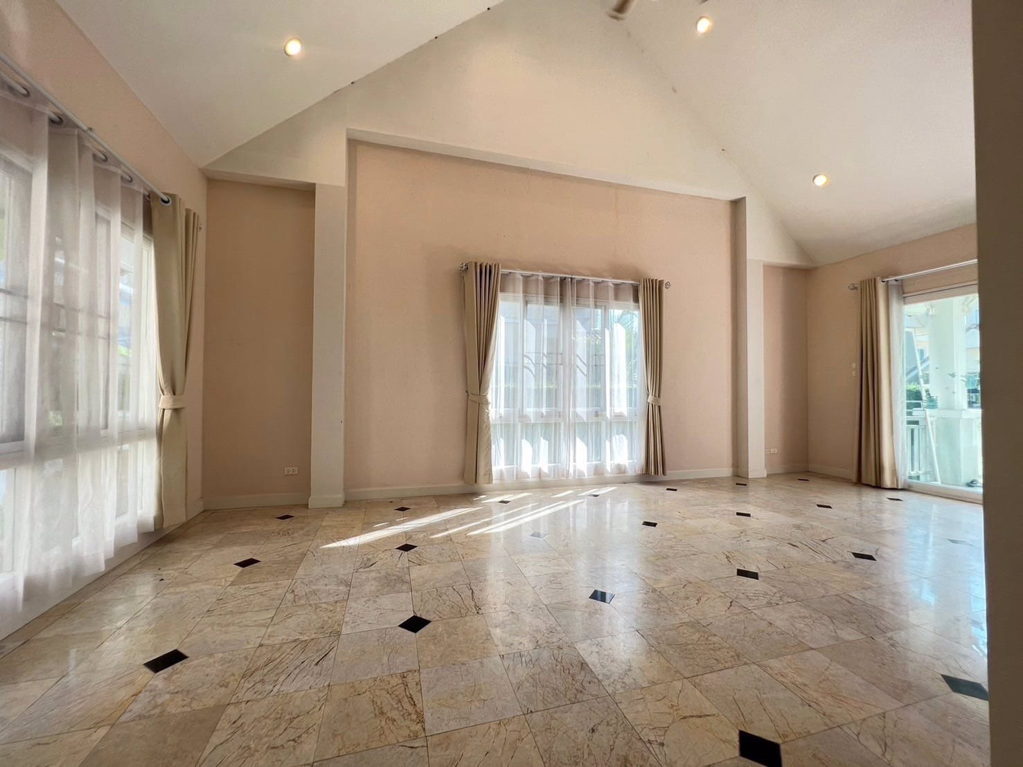 ขายทุบราคา-จองวันนี้-339-ล้านบาท-อยู่ได้-ปล่อยเช่าก็สุดคุ้มค่ะ