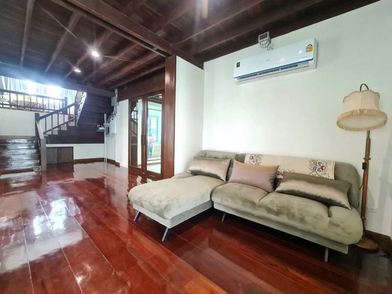 ขายวิลล่าหรูปรับปรุงใหม่หลังนี้เป็นบ้านสร้างอยู่บนพื้นที่ส่วนตัวพร้อมสระว่ายน้ำ-ใกล้เมือง