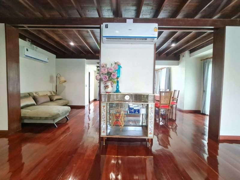 ขายวิลล่าหรูปรับปรุงใหม่หลังนี้เป็นบ้านสร้างอยู่บนพื้นที่ส่วนตัวพร้อมสระว่ายน้ำ-ใกล้เมือง