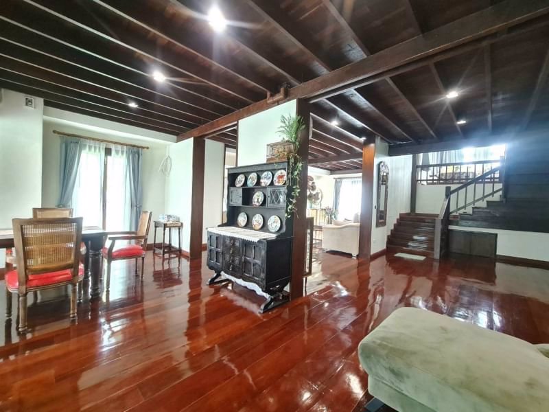 ขายวิลล่าหรูปรับปรุงใหม่หลังนี้เป็นบ้านสร้างอยู่บนพื้นที่ส่วนตัวพร้อมสระว่ายน้ำ-ใกล้เมือง