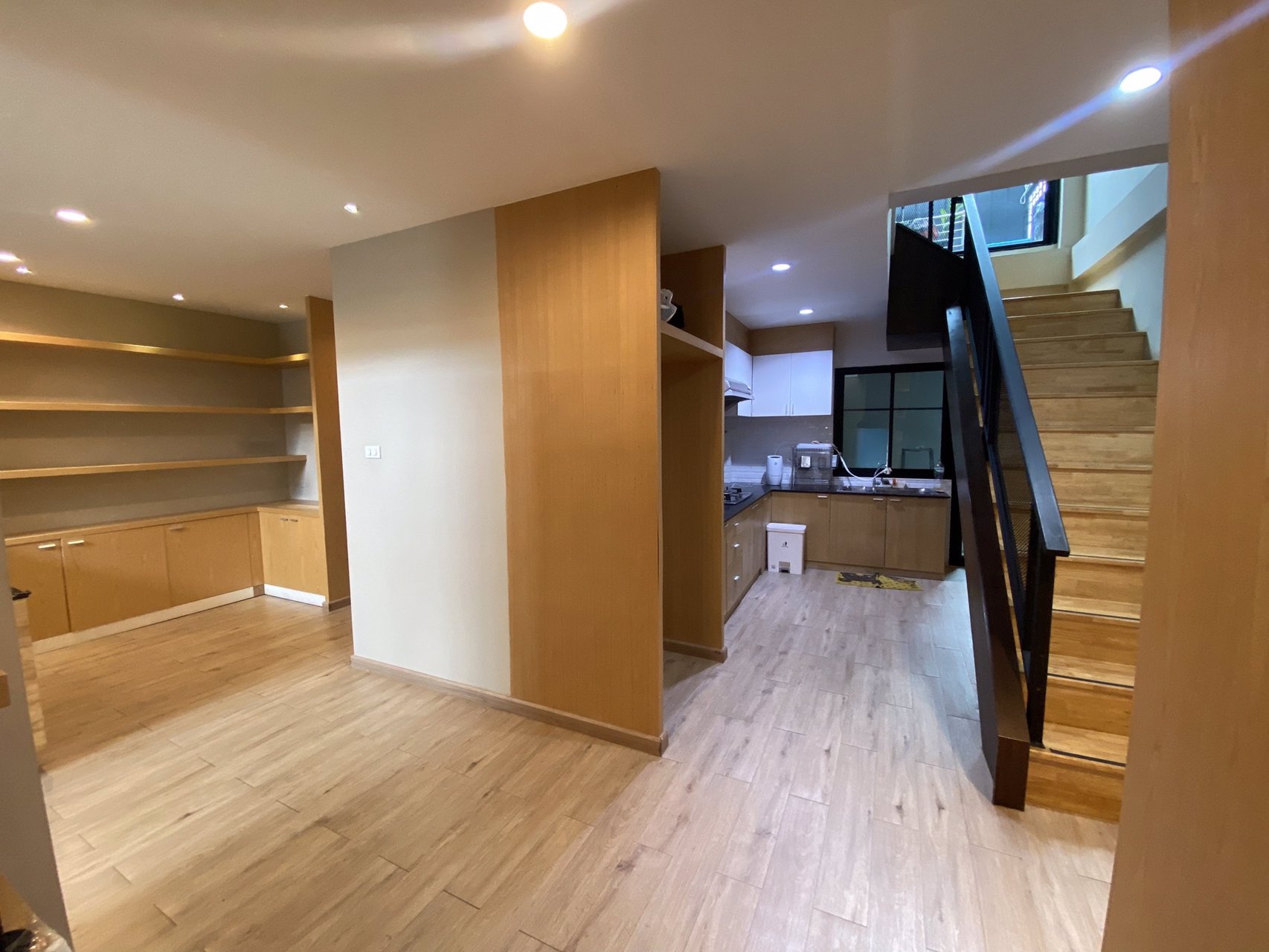 ⭐ทำเลทอง-อาคารพาณิชย์-ห้องว่าง-ปล่อยให้เช่าชั้น-2-และ-3-⭐