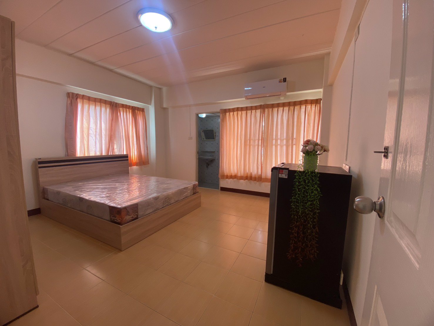 kเรสซิเด้นท์เปิดใหม่ให้เช่า-22-ตรม-ติดรถไฟฟ้ารามอินทรากม4-อาคารสีรุ้งพร้อมเฟอร์