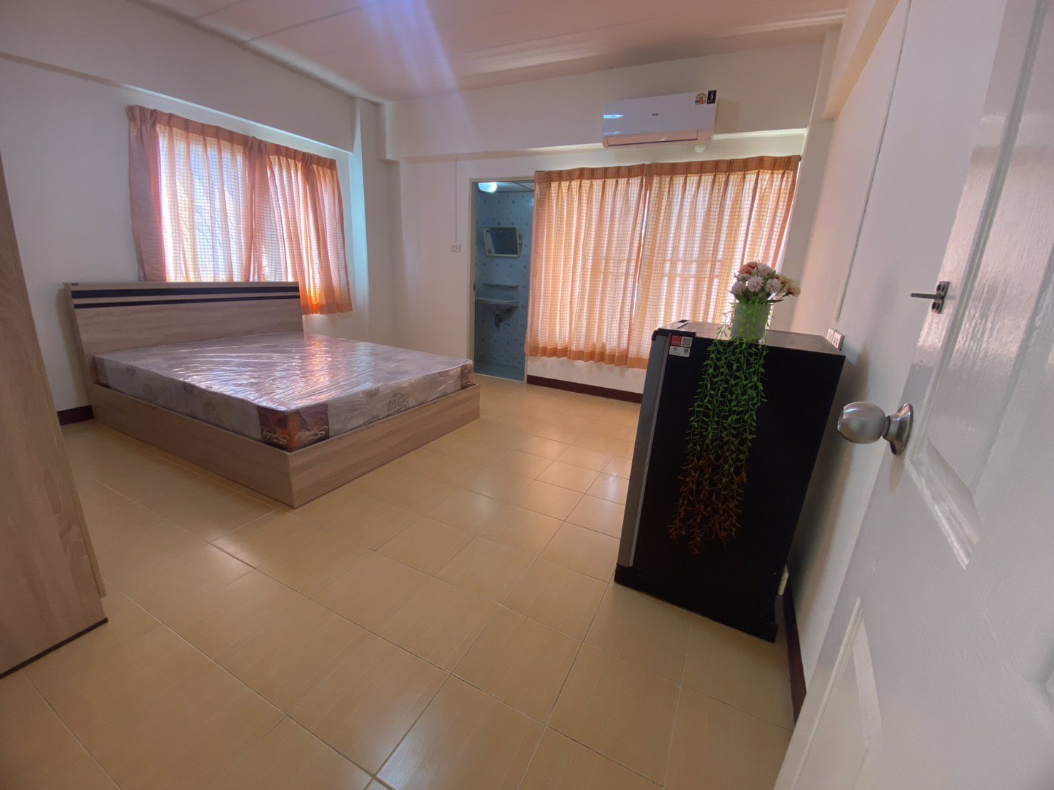 kเรสซิเด้นท์เปิดใหม่ให้เช่า-22-ตรม-ติดรถไฟฟ้ารามอินทรากม4-อาคารสีรุ้งพร้อมเฟอร์