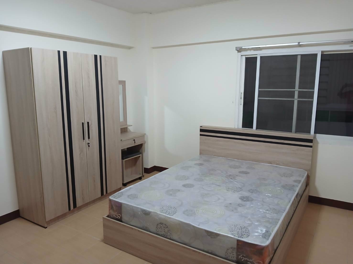 kเรสซิเด้นท์เปิดใหม่ให้เช่า-22-ตรม-ติดรถไฟฟ้ารามอินทรากม4-อาคารสีรุ้งพร้อมเฟอร์