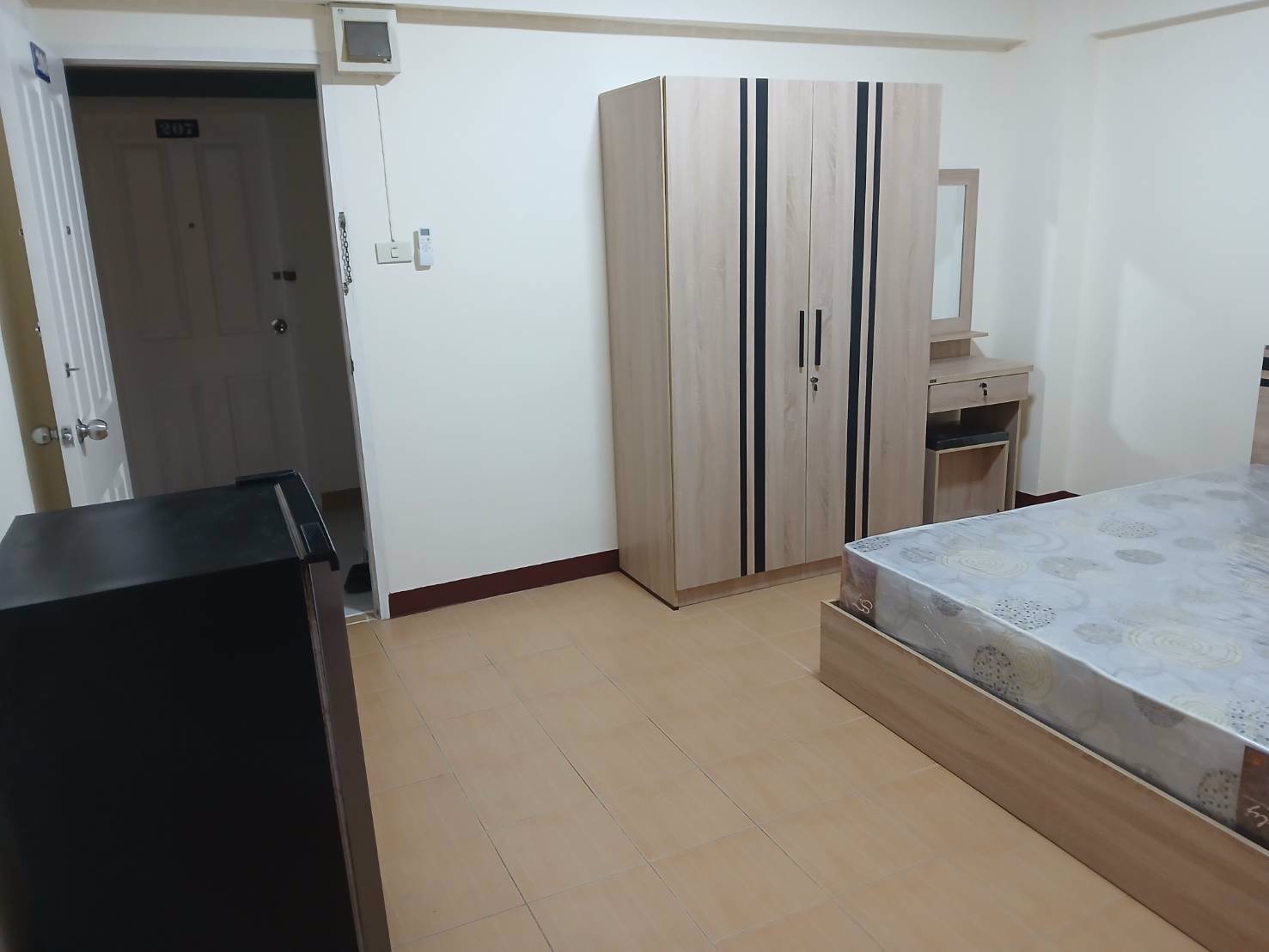 kเรสซิเด้นท์เปิดใหม่ให้เช่า-22-ตรม-ติดรถไฟฟ้ารามอินทรากม4-อาคารสีรุ้งพร้อมเฟอร์