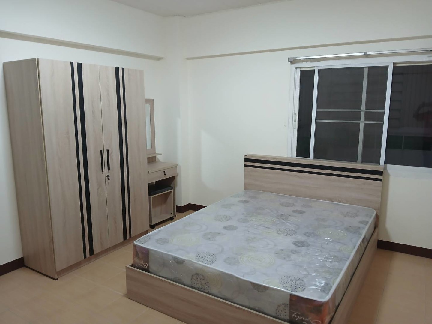 kเรสซิเด้นท์เปิดใหม่ให้เช่า-22-ตรม-ติดรถไฟฟ้ารามอินทรากม4-อาคารสีรุ้งพร้อมเฟอร์