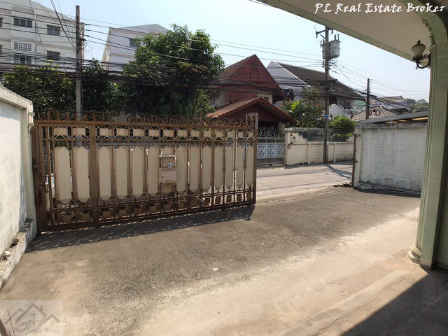 ให้เช่าอาคาร-4-ชั้น-517-ตรเมตร-มีดาดฟ้า-ใกล้บิ๊กซีลาดพร้าว-จากปากซอยเพียง-200-เมตร