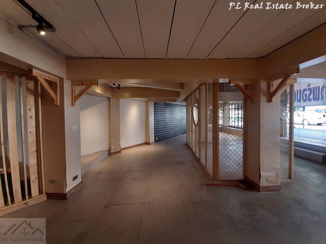 ให้เช่าอาคารพาณิชย์-3ชั้นครึ่ง-ติดถนนย่านสุขุมวิท-ใกล้btsทองหล่อ-เหมาะทำโชว์สินค้า-คลีนิค-โฮสเทล