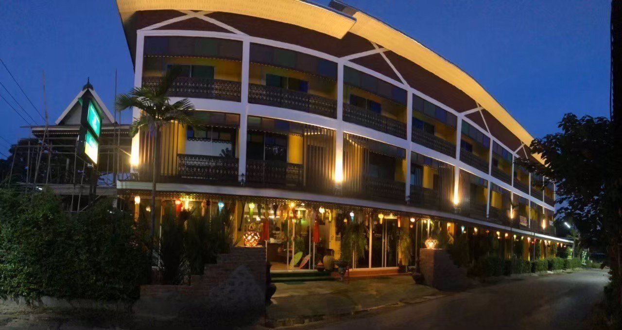 อาคาร3ชั้น-4คูหา-อาคาร2ชั้นยังสร้างไม่เสร็จ