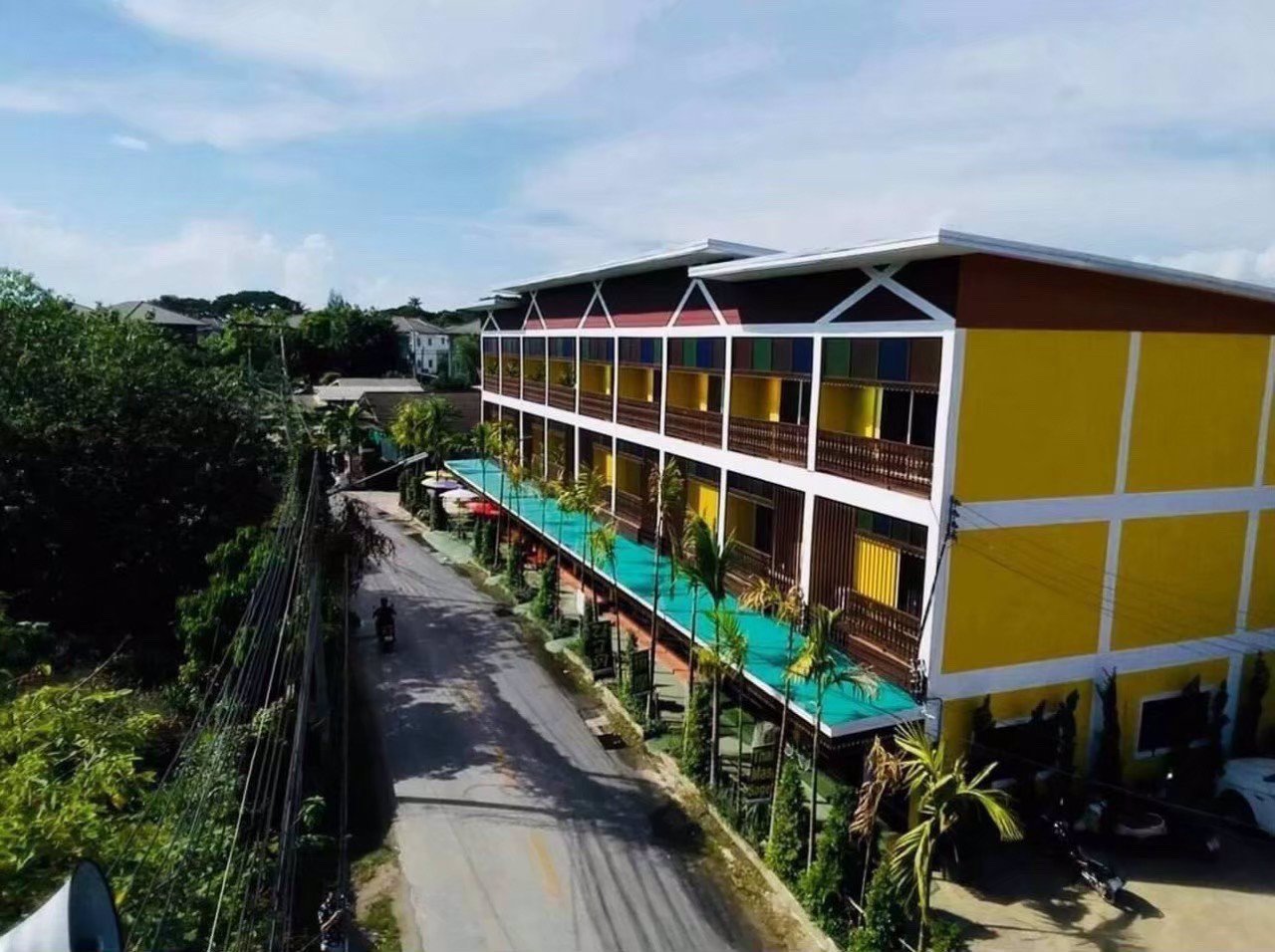 อาคาร3ชั้น-4คูหา-อาคาร2ชั้นยังสร้างไม่เสร็จ