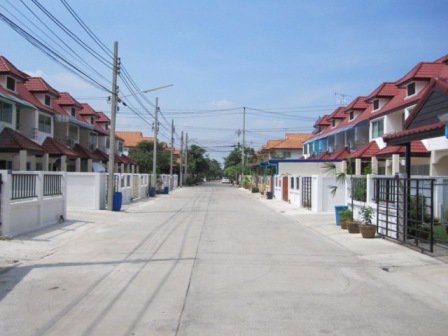 ให้เช่า-ทาวน์เฮ้าส์-หมู่บ้านเด่นชัย-ซอยมังกร-หลังมุม-พร้อมเข้าอยู่