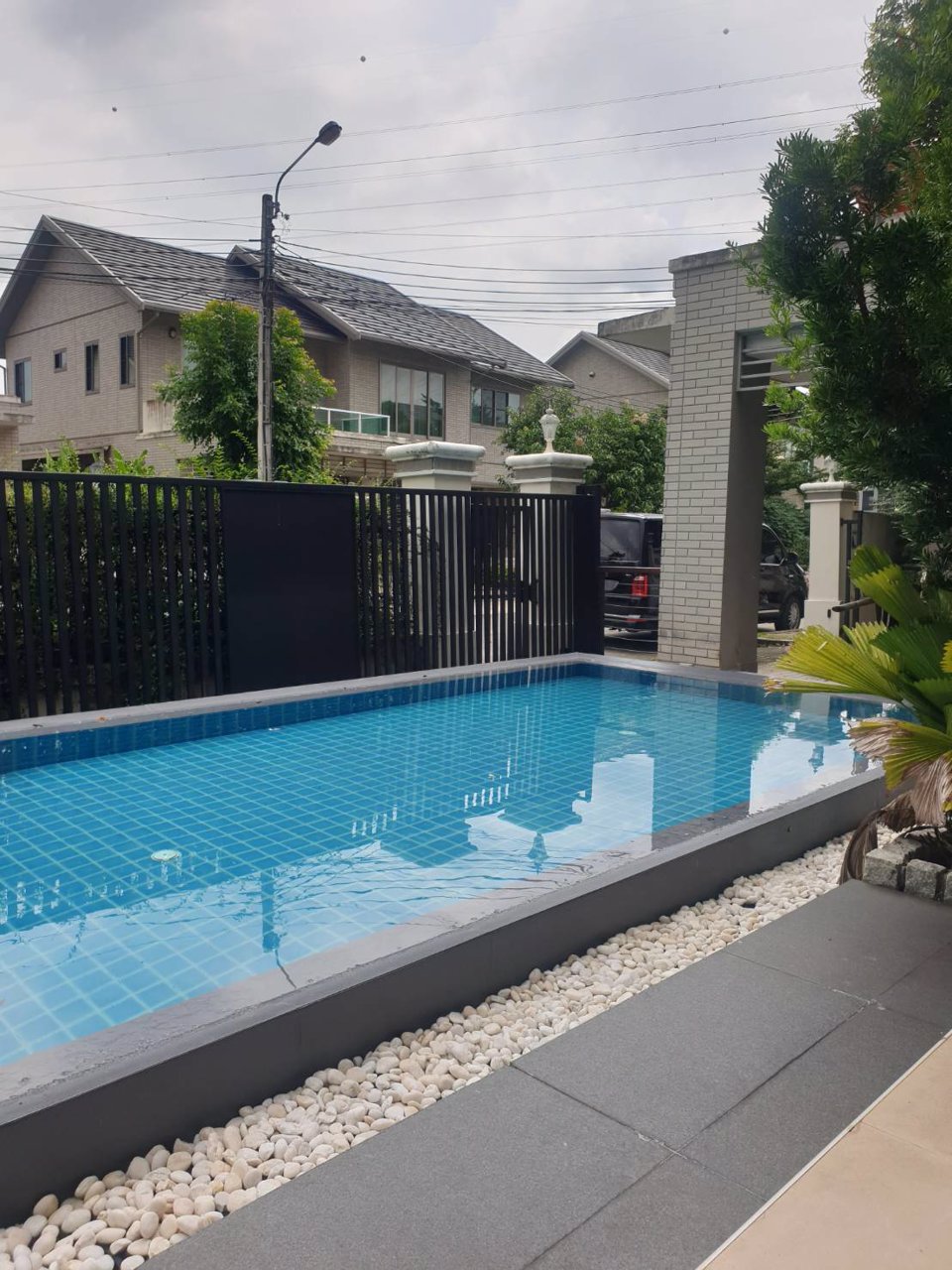 ด่วน-ขายพร้อมเข้าอยู่-ฟรีเฟอร์นิเจอร์หรู-มีสระว่ายน้ำในตัวบ้าน-perfect-masterpiece-rama9