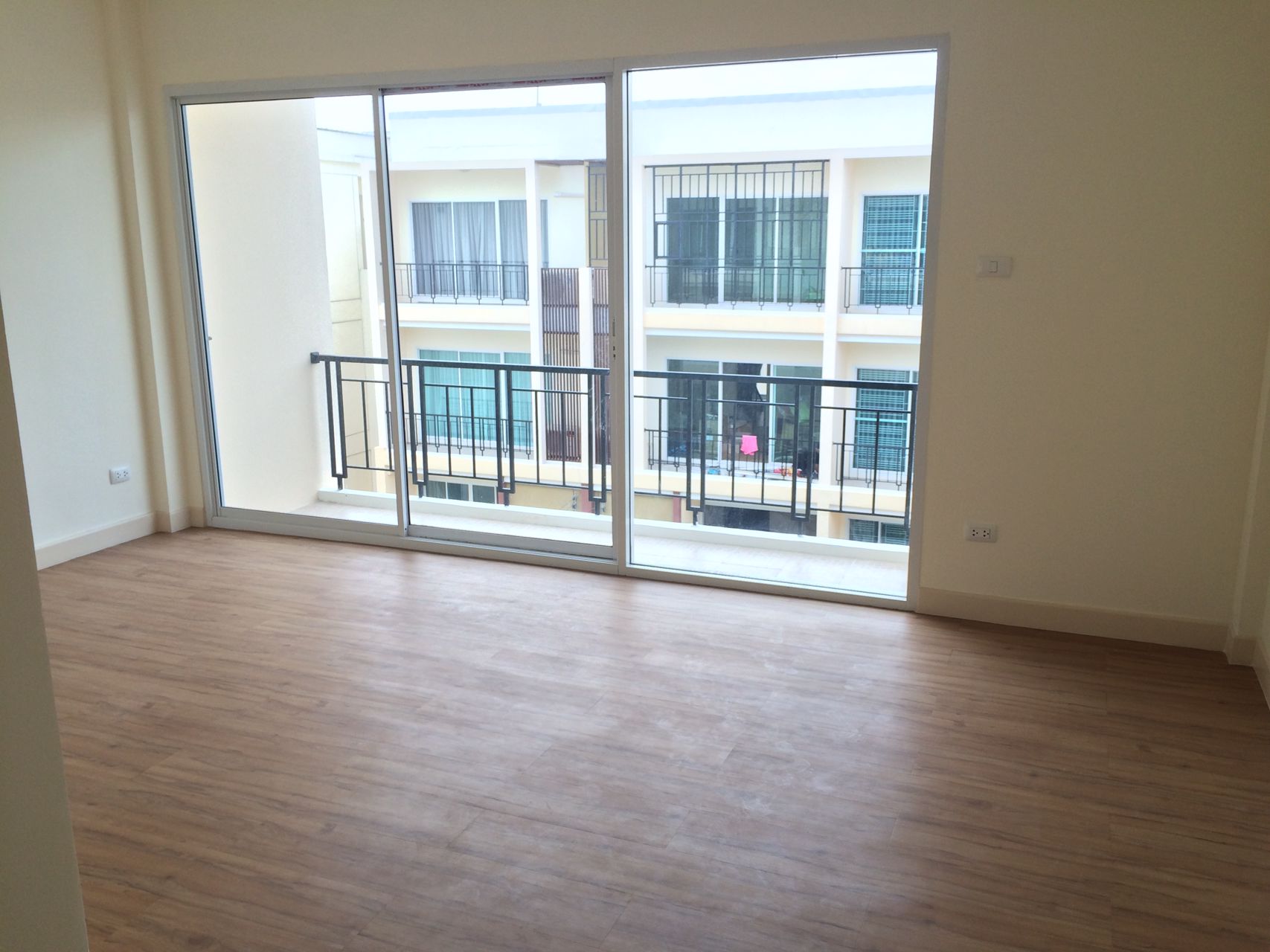 ให้เช่าทาวน์โฮม-4ชั้น-ติดถนนใหญ่-ขนาด-3นอน-4น้ำ-ใกล้the-paseoลาดกระบัง