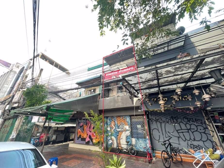 ขายตึกแถว-2-ชั้น-10-ตรวา-ย่านข้าวสาร-ใจกลางแหล่งรวมสถานบันเทิงยามค่ำคืน