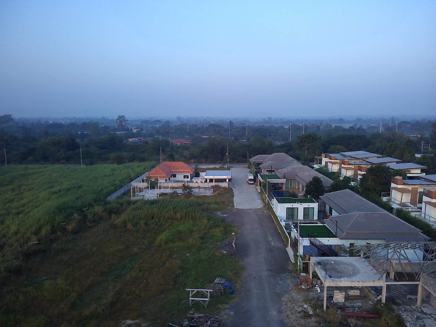 ขายที่ดินหน้ากว้าง-18เมตร-ต่อแปลง-ลึก20-ปรับที่แล้วไม่ต้องถม