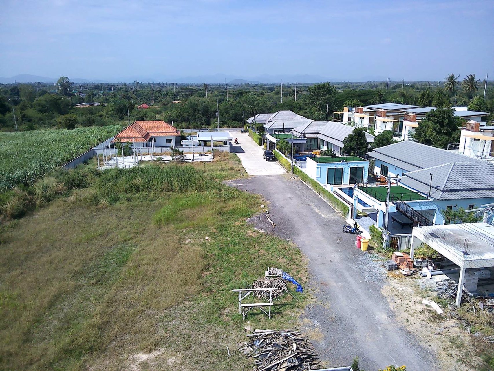 ขายที่ดินหน้ากว้าง-18เมตร-ต่อแปลง-ลึก20-ปรับที่แล้วไม่ต้องถม