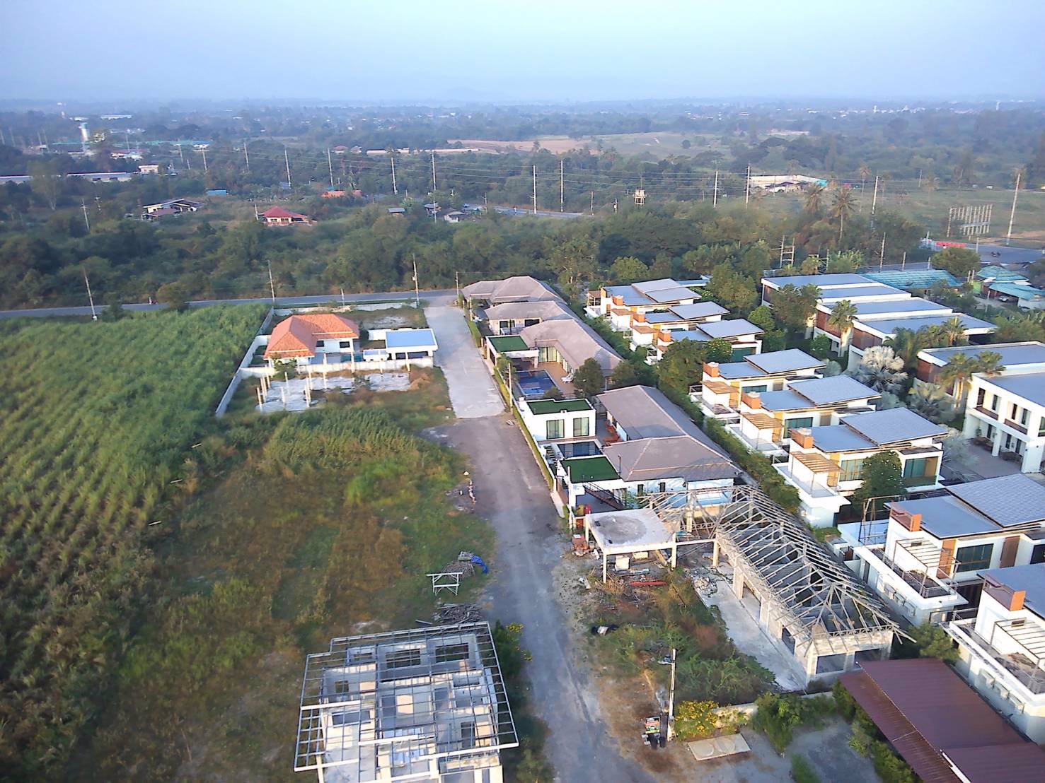 ขายที่ดินหน้ากว้าง-18เมตร-ต่อแปลง-ลึก20-ปรับที่แล้วไม่ต้องถม