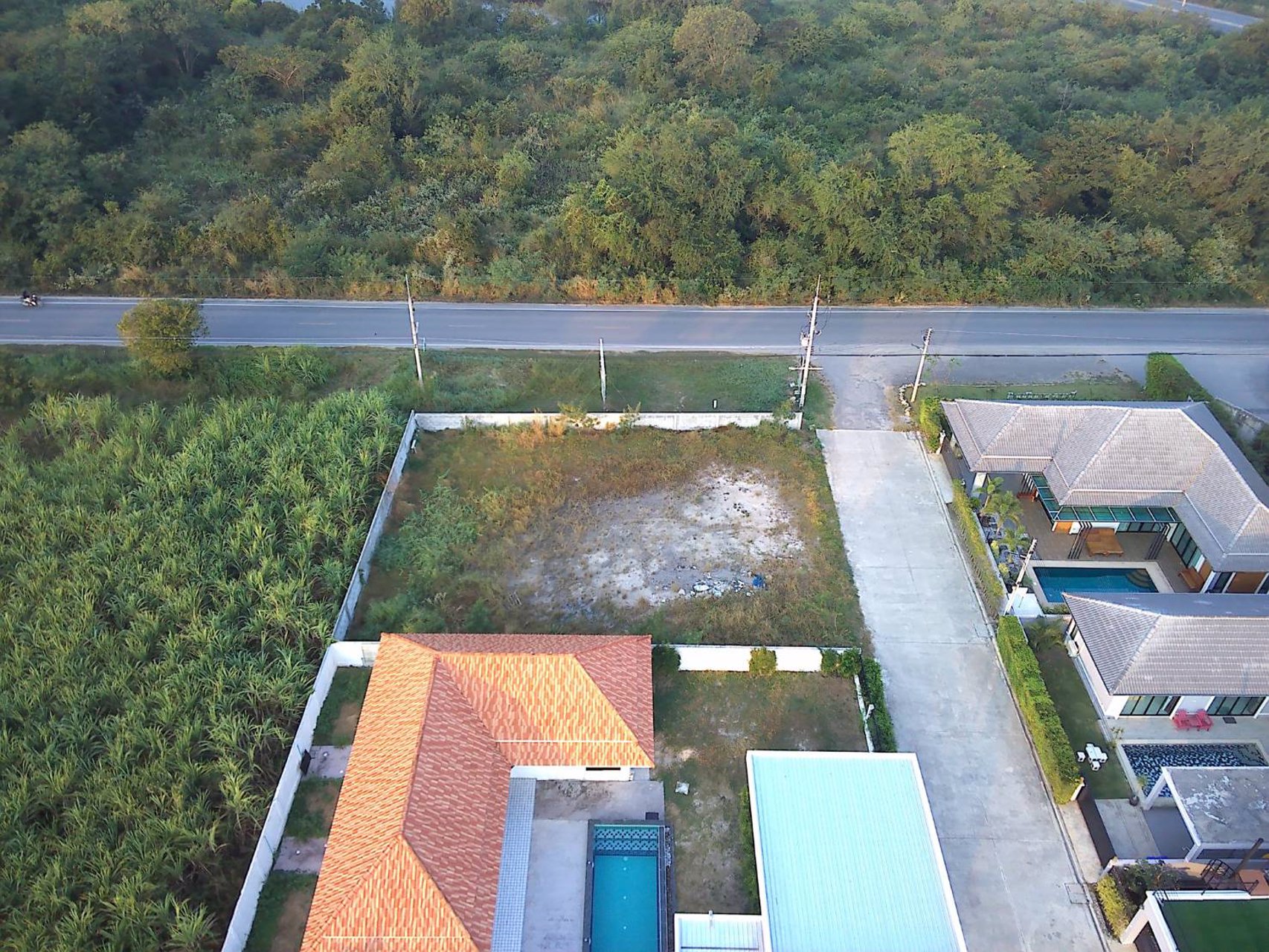 ขายที่ดินหน้ากว้าง-18เมตร-ต่อแปลง-ลึก20-ปรับที่แล้วไม่ต้องถม