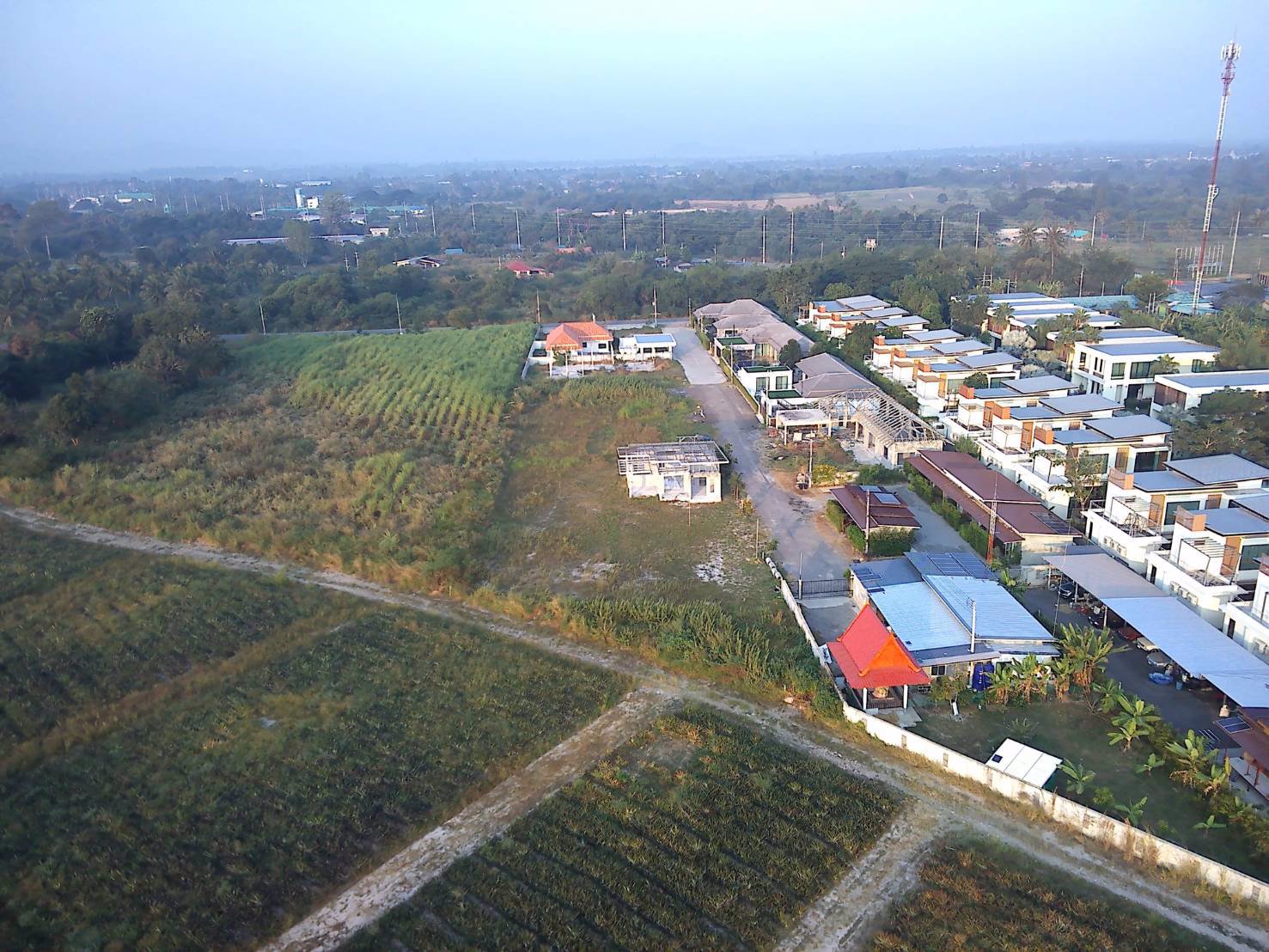 ขายที่ดินหน้ากว้าง-18เมตร-ต่อแปลง-ลึก20-ปรับที่แล้วไม่ต้องถม