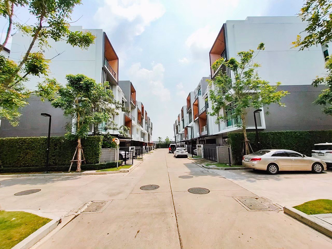 เนอวานา-ดีฟายน์-ศรีนครินทร์-พระราม9