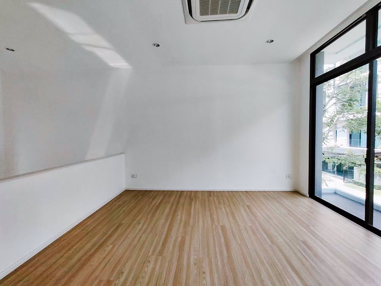 เนอวานา-ดีฟายน์-ศรีนครินทร์-พระราม9