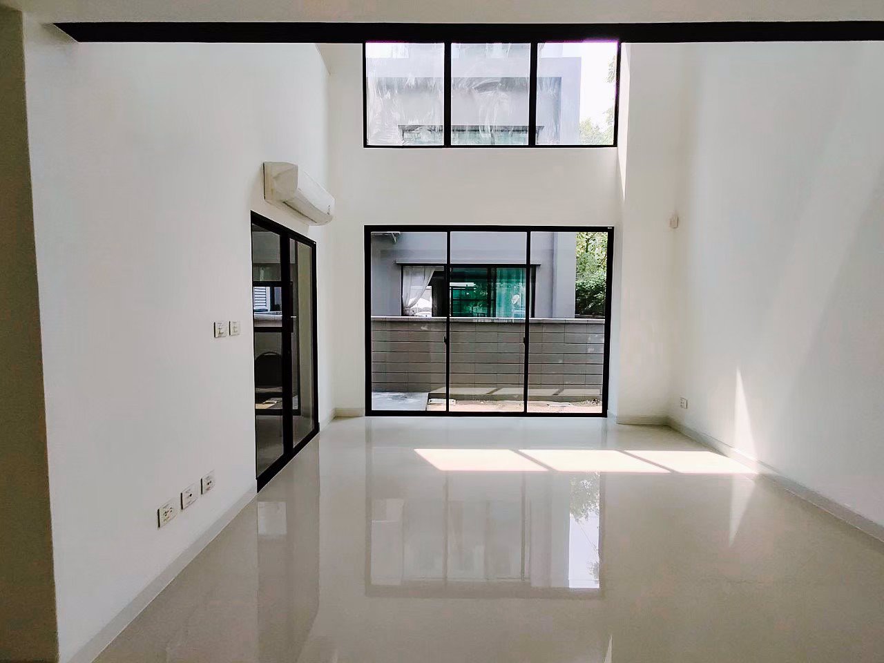 เนอวานา-ดีฟายน์-ศรีนครินทร์-พระราม9