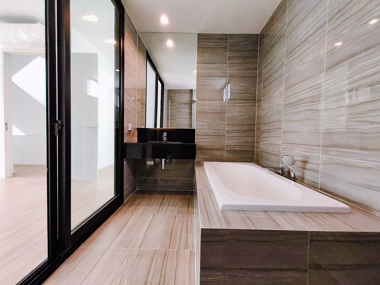 เนอวานา-ดีฟายน์-ศรีนครินทร์-พระราม9