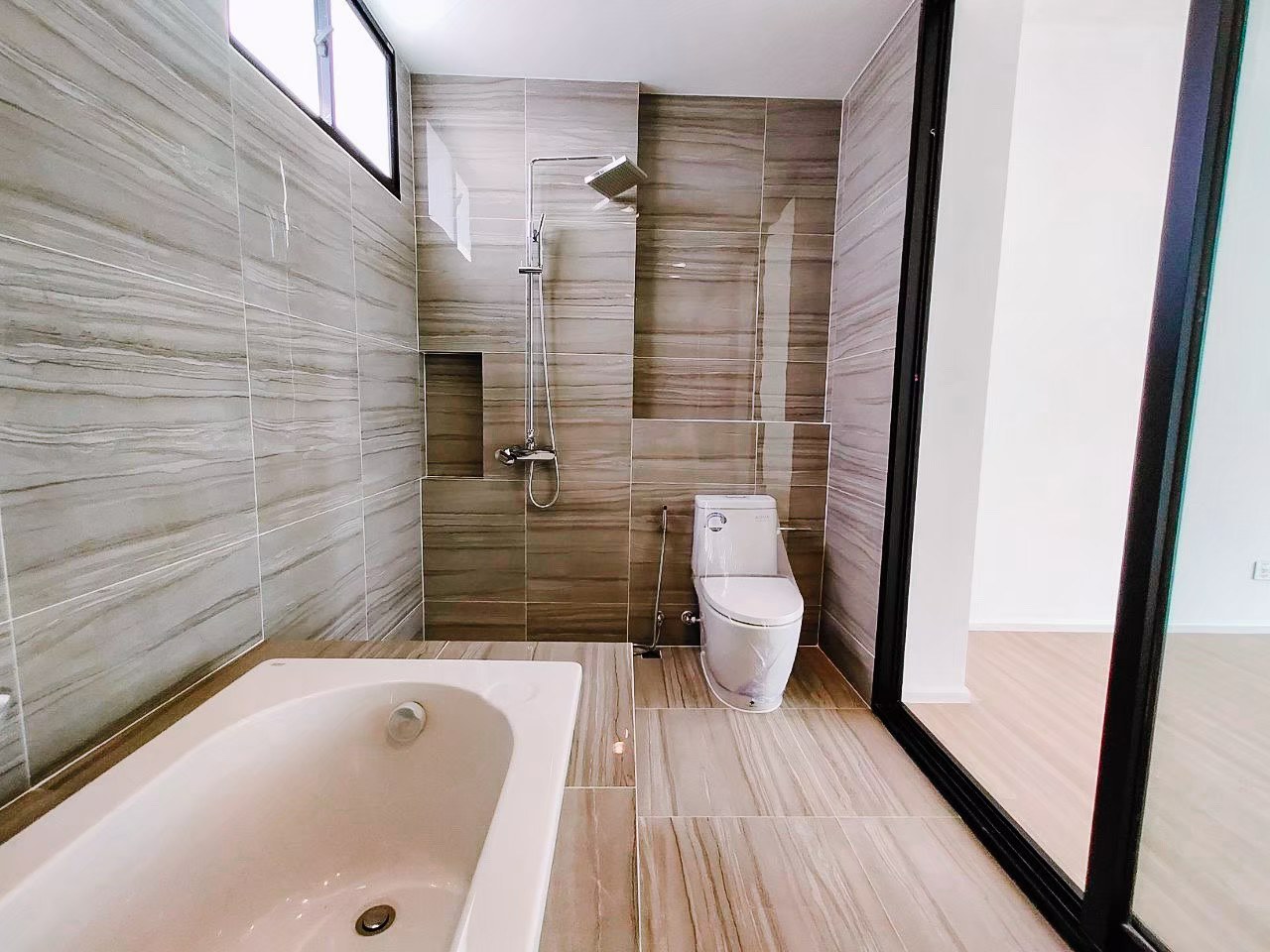 เนอวานา-ดีฟายน์-ศรีนครินทร์-พระราม9